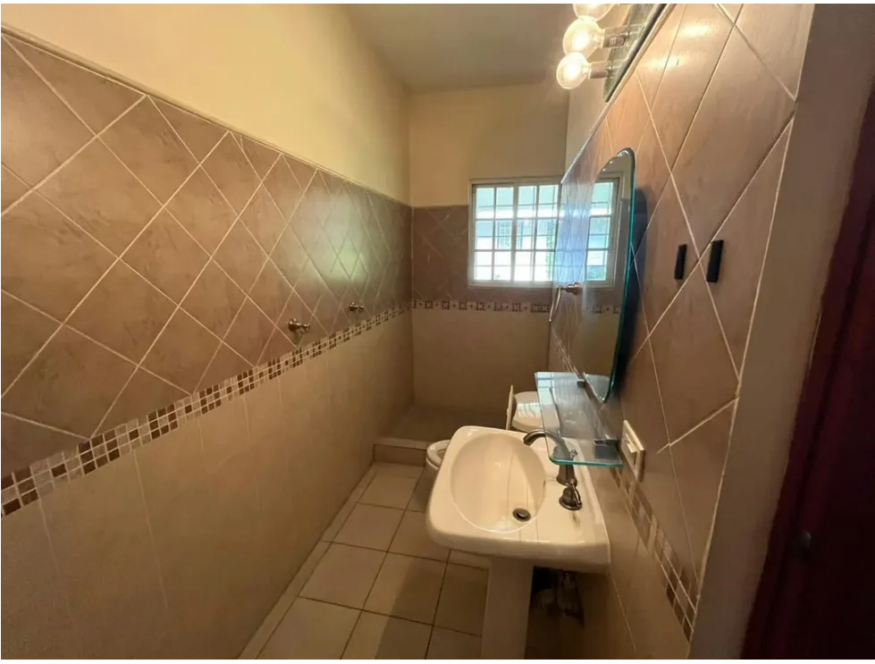 Venta de casa de 2 niveles en Diablo, Ancón. MY