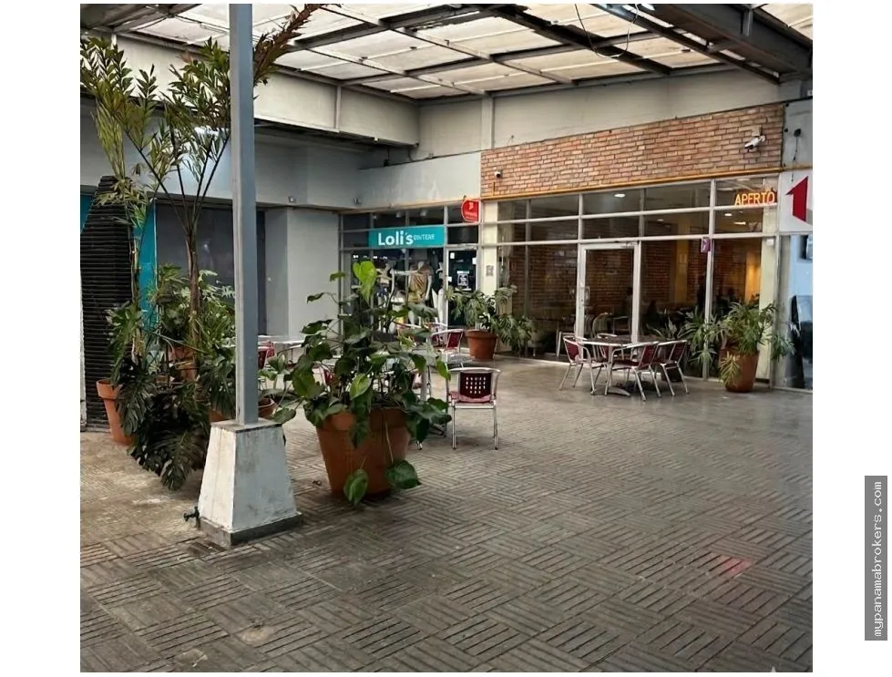 Se vende Local en Pueblo Nuevo amoblado