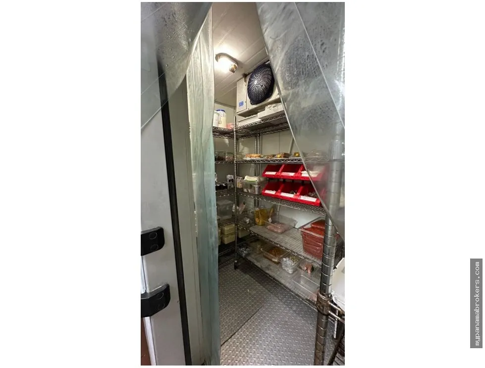 Se vende Local en Pueblo Nuevo amoblado