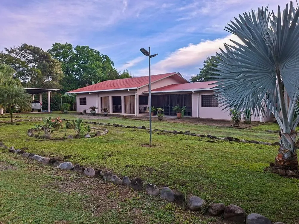 Casa Frente al Río con Invernadero en Dos Ríos