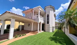 RAINFOREST VILLA CASA EN VENTA/ LAS HUACAS