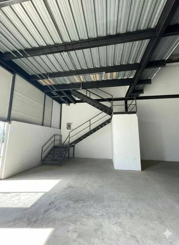 Juan Díaz Warehouse Available