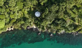 Vista de ensueño del mar y la jungla de Drago